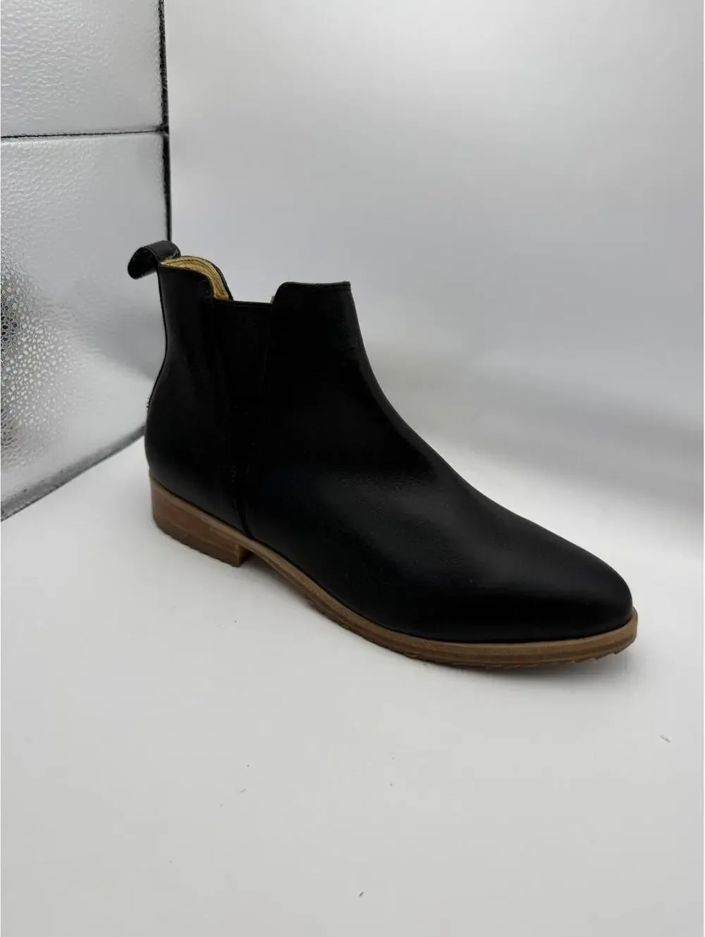 Nisolo Everyday Chelsea Boot in Black, Size 7.5